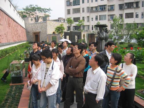 观草堂访名企，拓思路取经验 