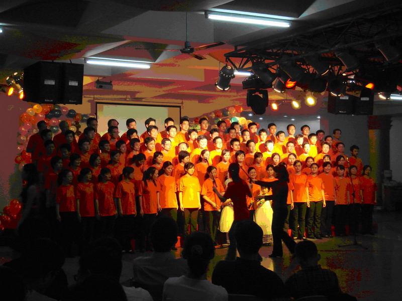 师生欢聚一堂 共谱和谐乐章 