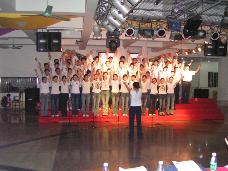 师生欢聚一堂 共谱和谐乐章 