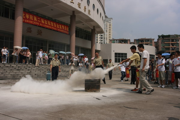 宝贵的第一课——记2007级研究生新生入学教育 