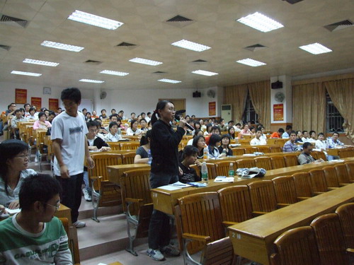 化学院研究生学术研讨会系列活动之学术讲座成功举办 