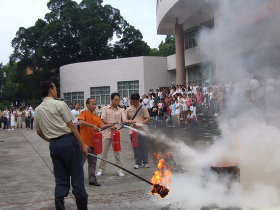 迎新工作细致开展，安全教育牢记心间 