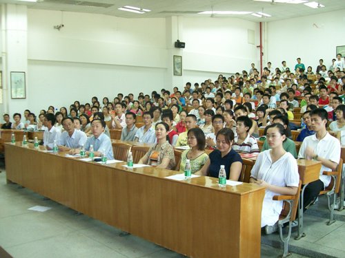 化院喜迎新生，珠海金风送爽――化学院08级本科新生活动实录 