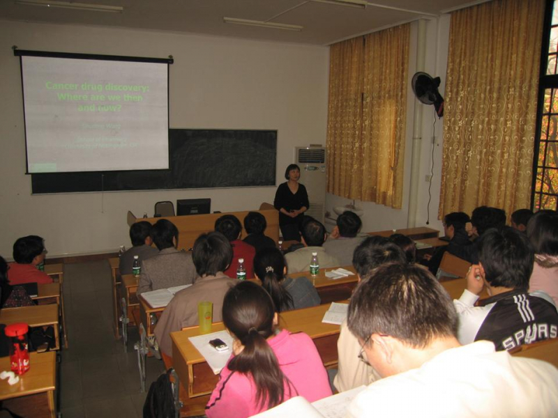 英国诺丁汉大学药学院王淑东副教授来我院作报告 