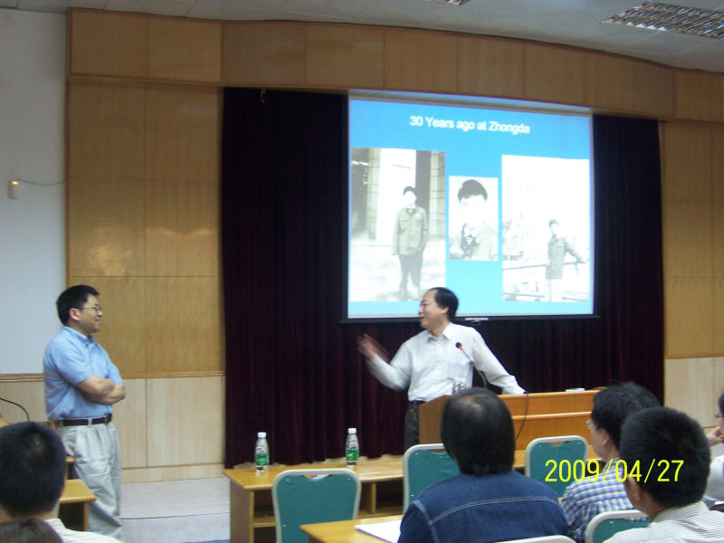 阔别母校三十载，又逢春风绿康园 