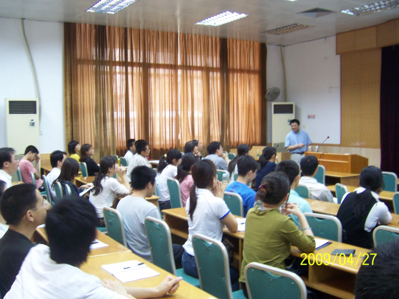 阔别母校三十载，又逢春风绿康园 