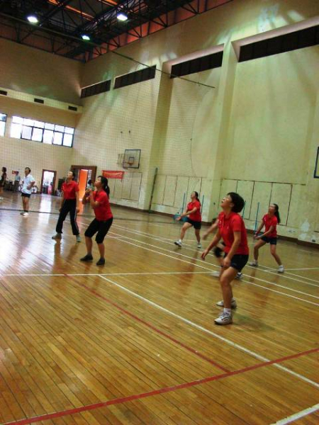 热烈祝贺我院教工排球男队和女队双双晋级四强 