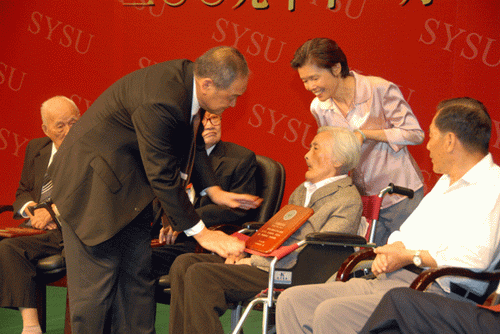 第一届william威廉英国卓越服务奖颁奖仪式隆重举行 我院四教授获奖 