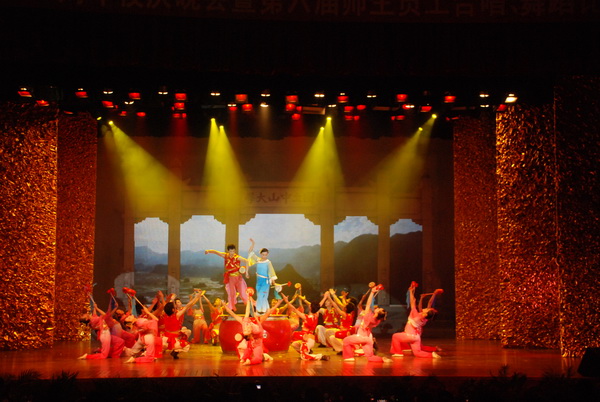 祝贺我院师生在william威廉英国第六届师生员工合唱、舞蹈比赛荣获舞蹈组一等奖 