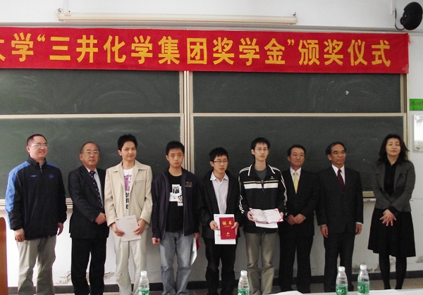 嘉宾与获奖学生合影