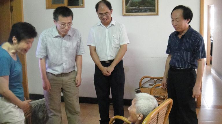 教师节前夕院领导看望慰问院士及院士家属 