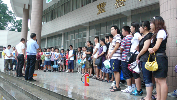 实验安全 警钟常鸣 