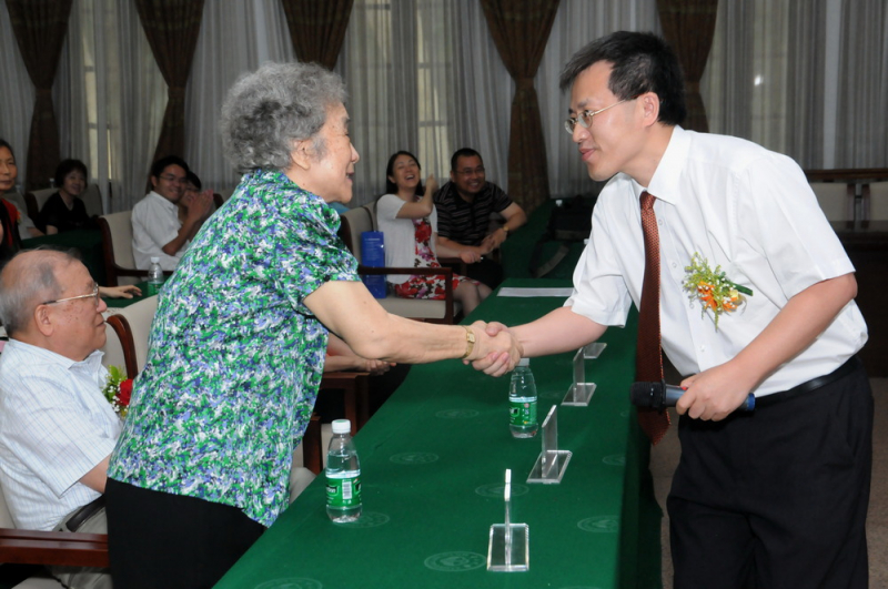 情满康乐，桃李芬芳 