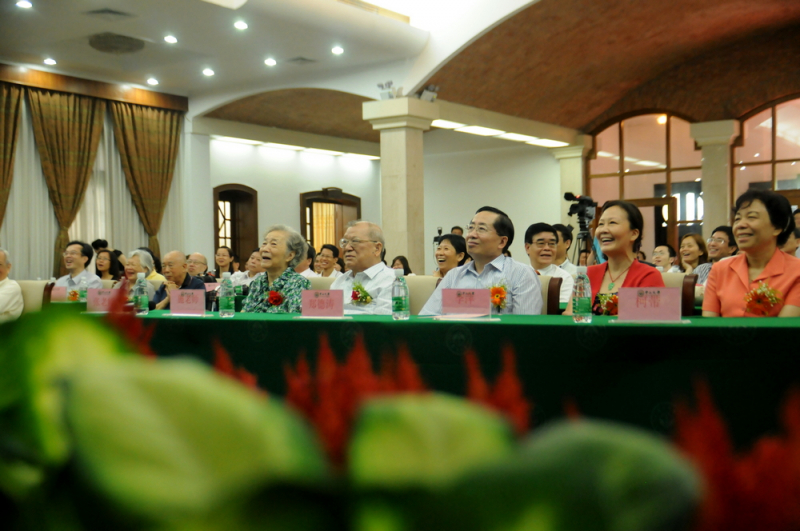 情满康乐，桃李芬芳 