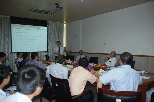 美国科学院院士、《美国化学会志》主编Peter J.Stang教授应邀访问我院 