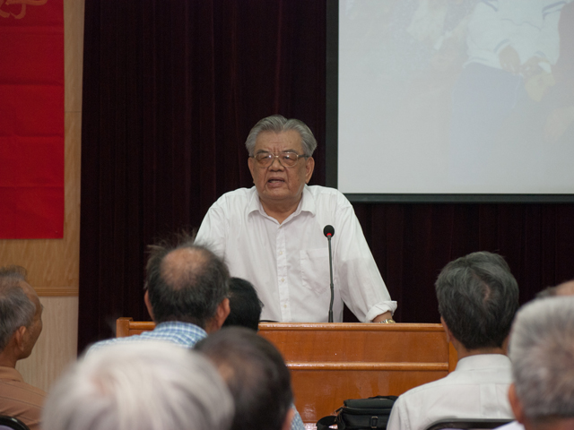 半纪沧桑风雨后 高歌齐唱夕阳红 