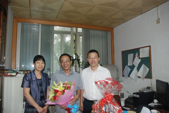 教师节前夕院领导看望慰问院士及教师代表 