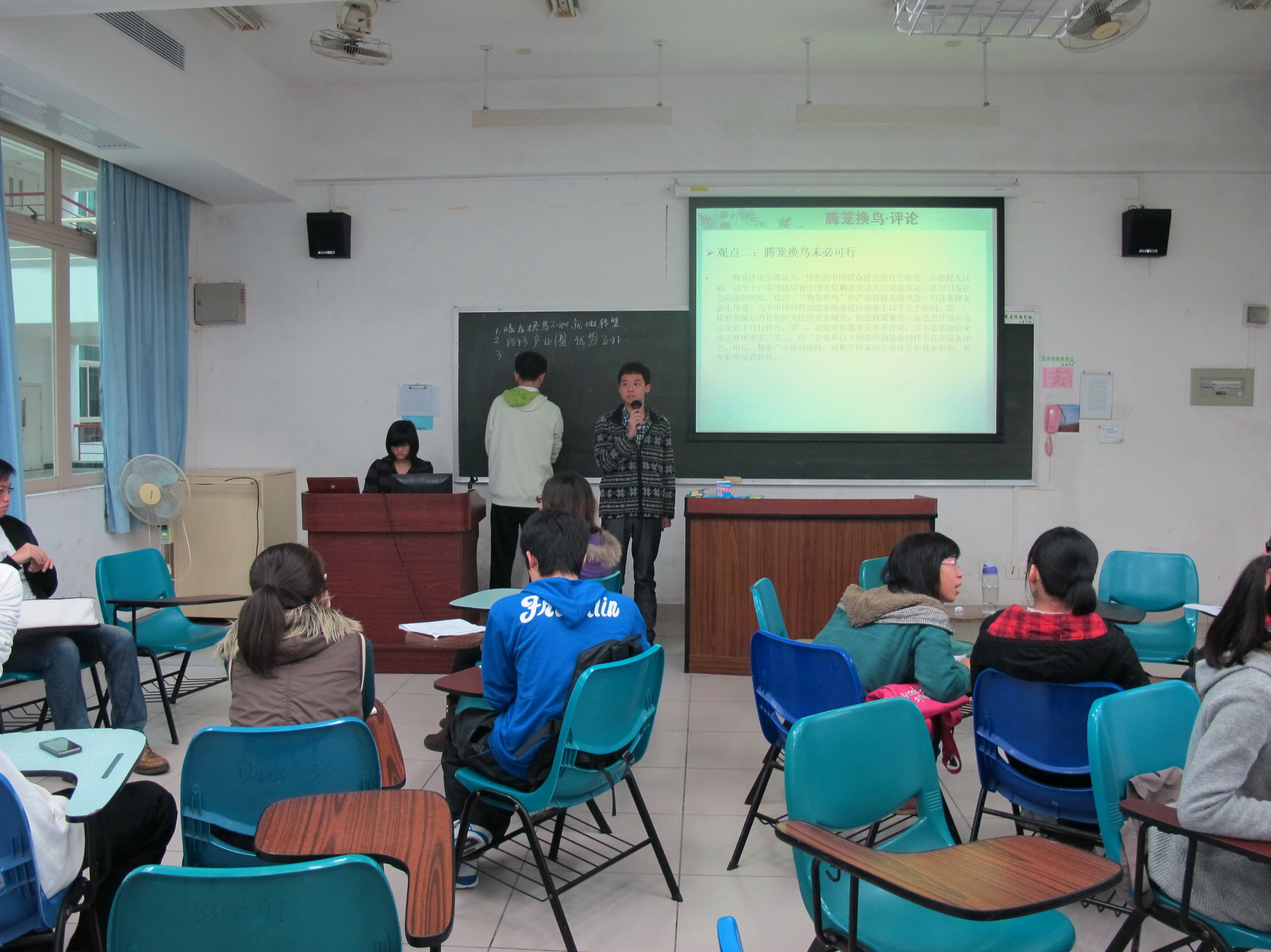 贯彻思想，深入探讨，迎接省十一次党代会--2011级党支部开展党员专题组织生活会