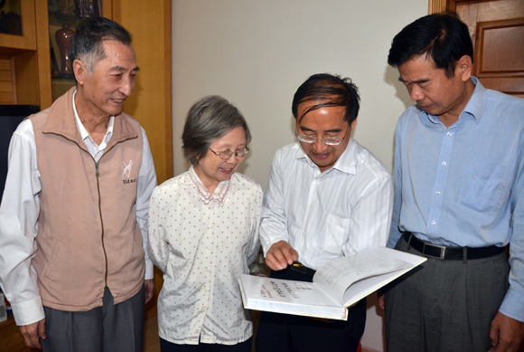 中科院院士工作局领导慰问苏锵院士 