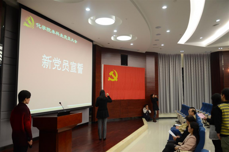 “国家影响青年，青年成就国家”---我院组织本科生党员学习十八大精神 