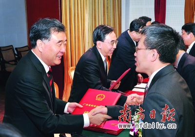 汪洋书记为我院毛宗万教授颁奖（本图源自《南方日报》）