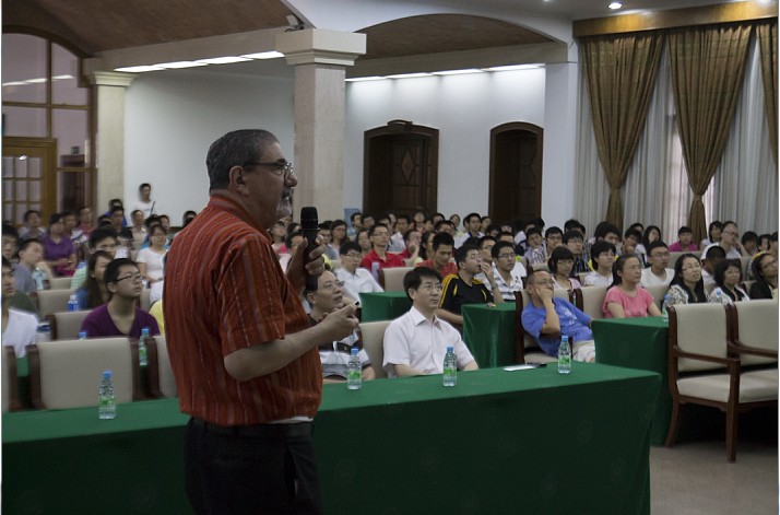 美国科学院院士Richard N. Zara 莅临我校参加学术大师论坛讲座 