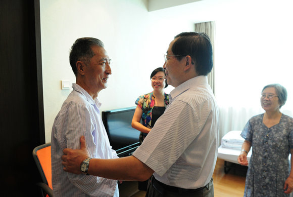 学校学院领导教师节看望教师 