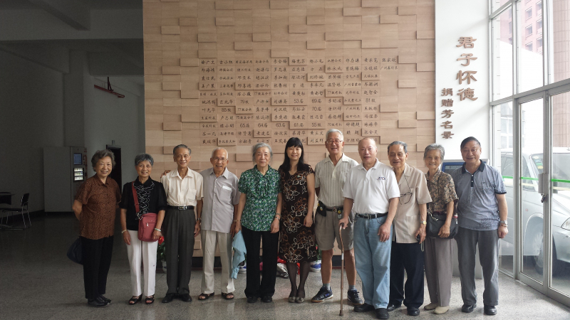 别校匆匆六十载，于今重聚康乐园 