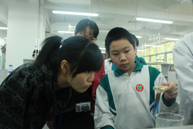 开放实验迎校友，携子共度化学节 