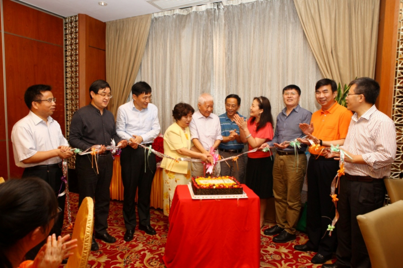 师生共庆计亮年院士八十华诞 