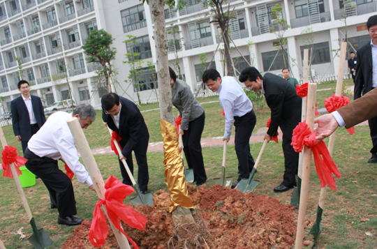 校政联袂合作 共谋长期发展 