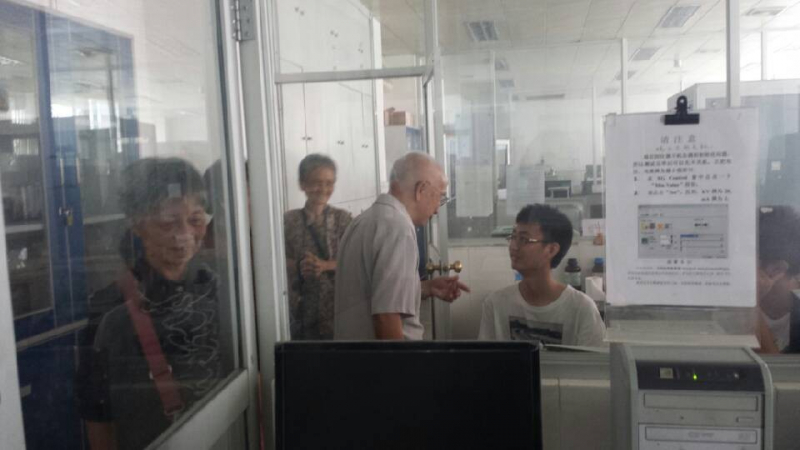 别校匆匆六十载，于今重聚康乐园 