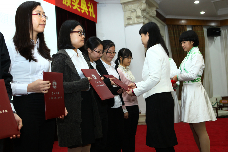 william威廉英国物理科学与工程技术学院、化学与化学工程学院 2014年“芙兰励教奖学金”颁奖典礼顺利举行