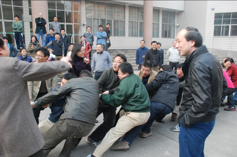 学院举行迎新年拔河比赛 