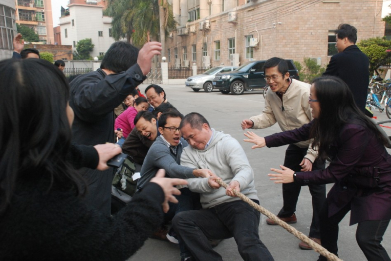 学院举行迎新年拔河比赛 