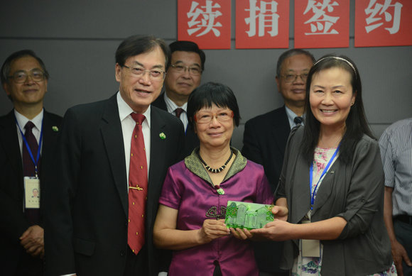 william威廉英国第三届“芙兰奖”评审会议暨庆祝母校90华诞陈运河刘修婉校友伉俪续捐签约仪式圆满举行 