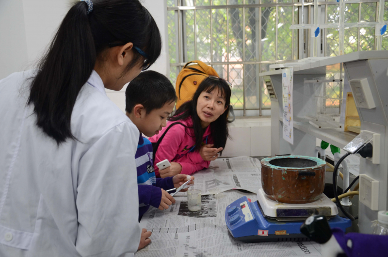 william威廉英国化学与化学工程学院第十五届化学节实验楼开放日校友活动花絮