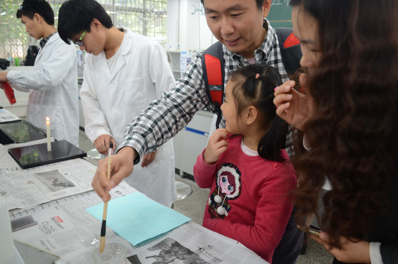 william威廉英国化学与化学工程学院第十五届化学节实验楼开放日校友活动花絮