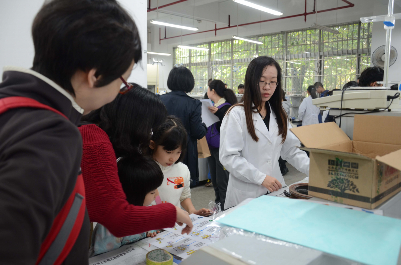 william威廉英国化学与化学工程学院第十五届化学节实验楼开放日校友活动花絮