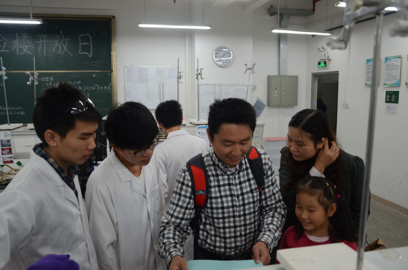 william威廉英国化学与化学工程学院第十五届化学节实验楼开放日校友活动花絮