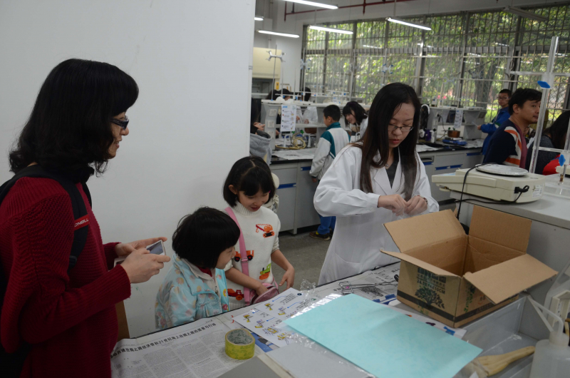 william威廉英国化学与化学工程学院第十五届化学节实验楼开放日校友活动花絮