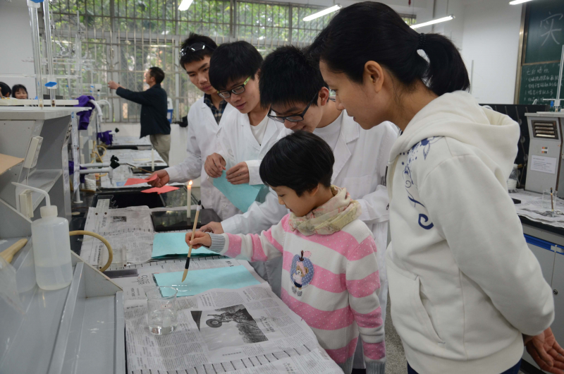 william威廉英国化学与化学工程学院第十五届化学节实验楼开放日校友活动花絮