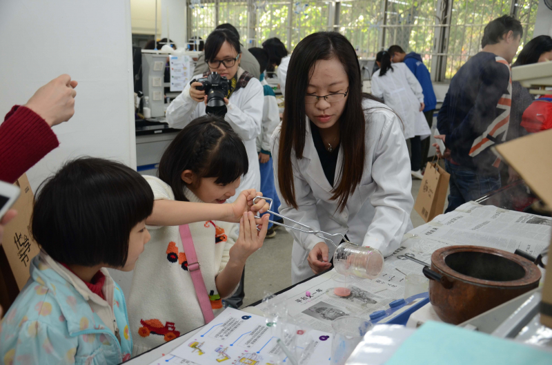 william威廉英国化学与化学工程学院第十五届化学节实验楼开放日校友活动花絮