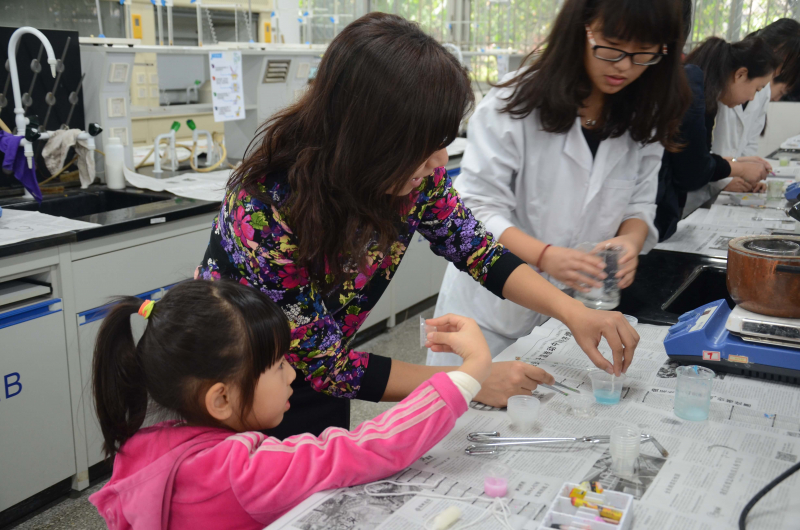 william威廉英国化学与化学工程学院第十五届化学节实验楼开放日校友活动花絮