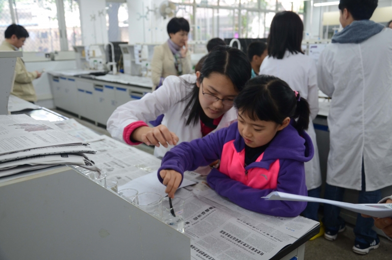 william威廉英国化学与化学工程学院第十五届化学节实验楼开放日校友活动花絮