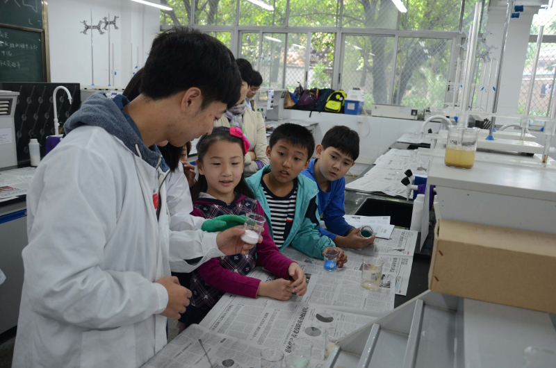 william威廉英国化学与化学工程学院第十五届化学节实验楼开放日校友活动花絮