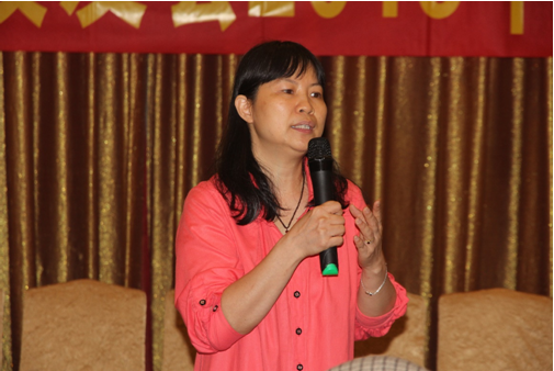 六十春秋再聚首，共叙年会欢乐多 