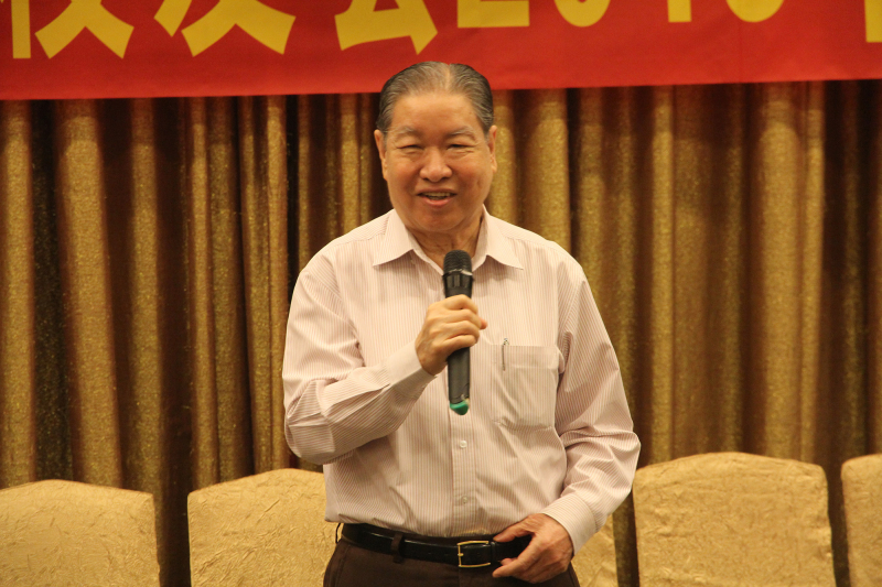 六十春秋再聚首，共叙年会欢乐多