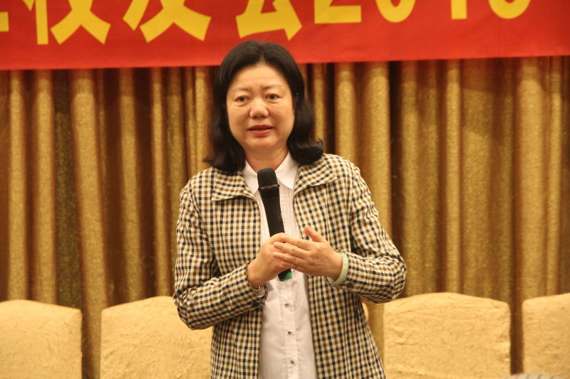 六十春秋再聚首，共叙年会欢乐多