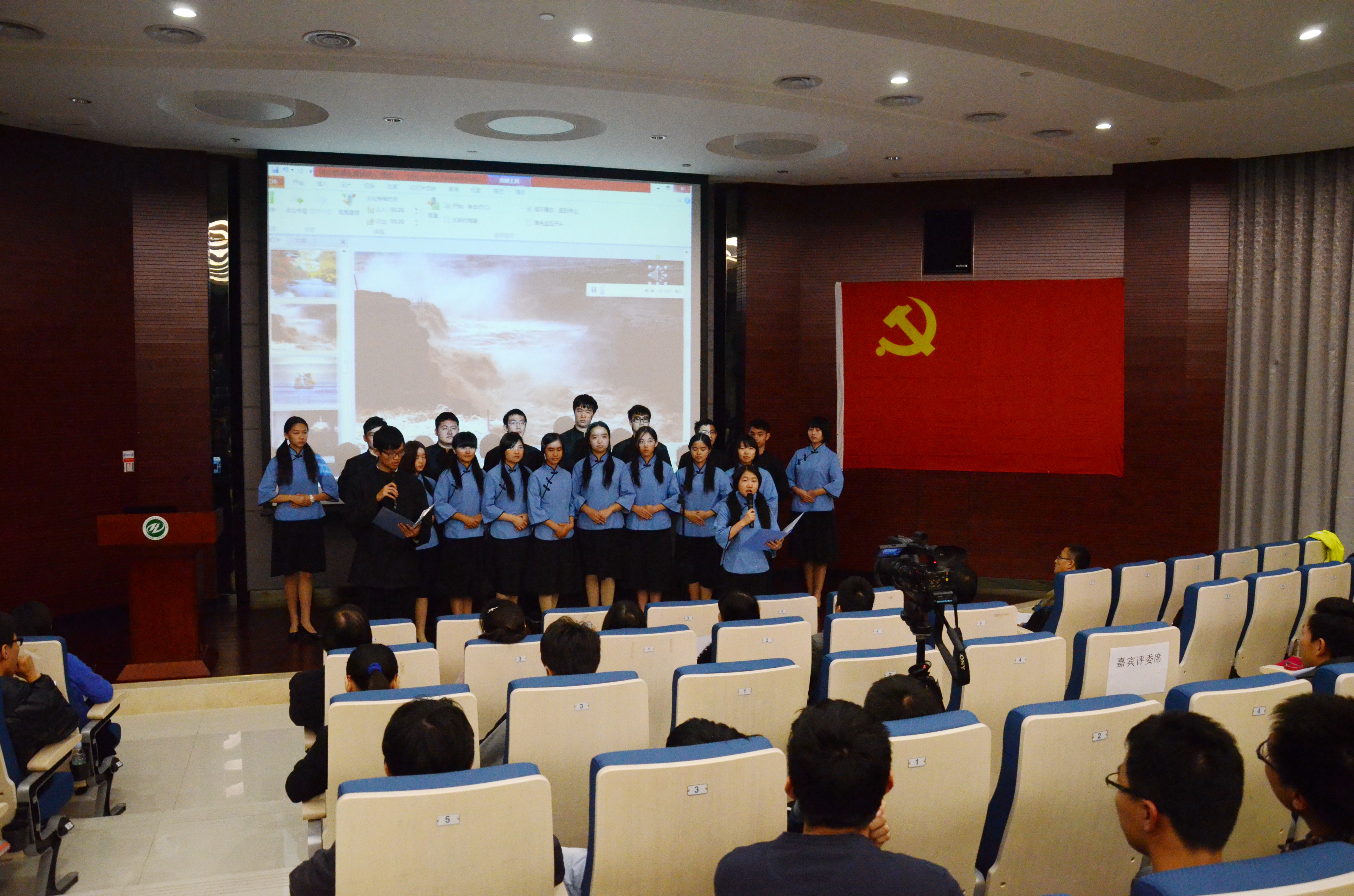 与信仰对话 挖掘思想深度 ——记化学与化学工程学院党员诗文朗诵会